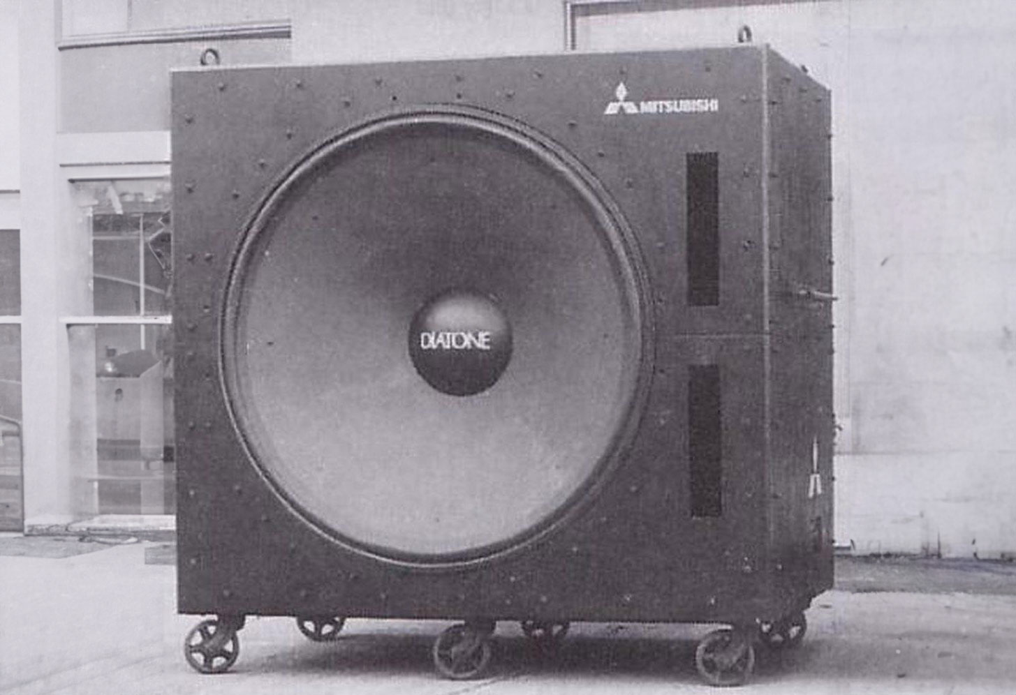 Mitsubishi Diatone D160 e найголемият субуфер в света. Тежи 1,5 тона и