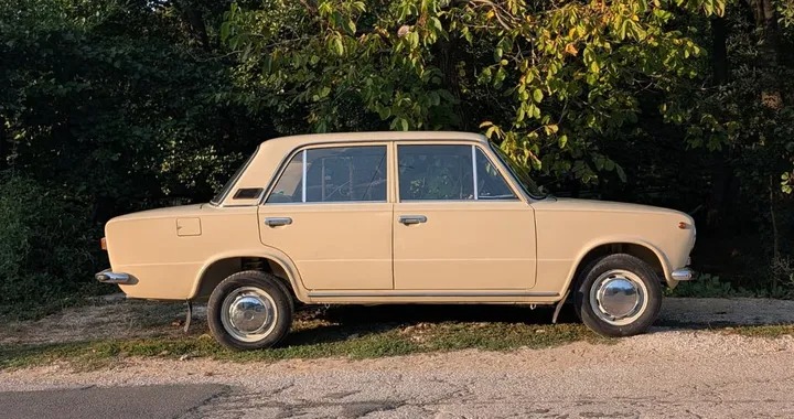 Двама нидерландци купиха 40-годишна Lada в България и потеглиха с нея към вкъщи