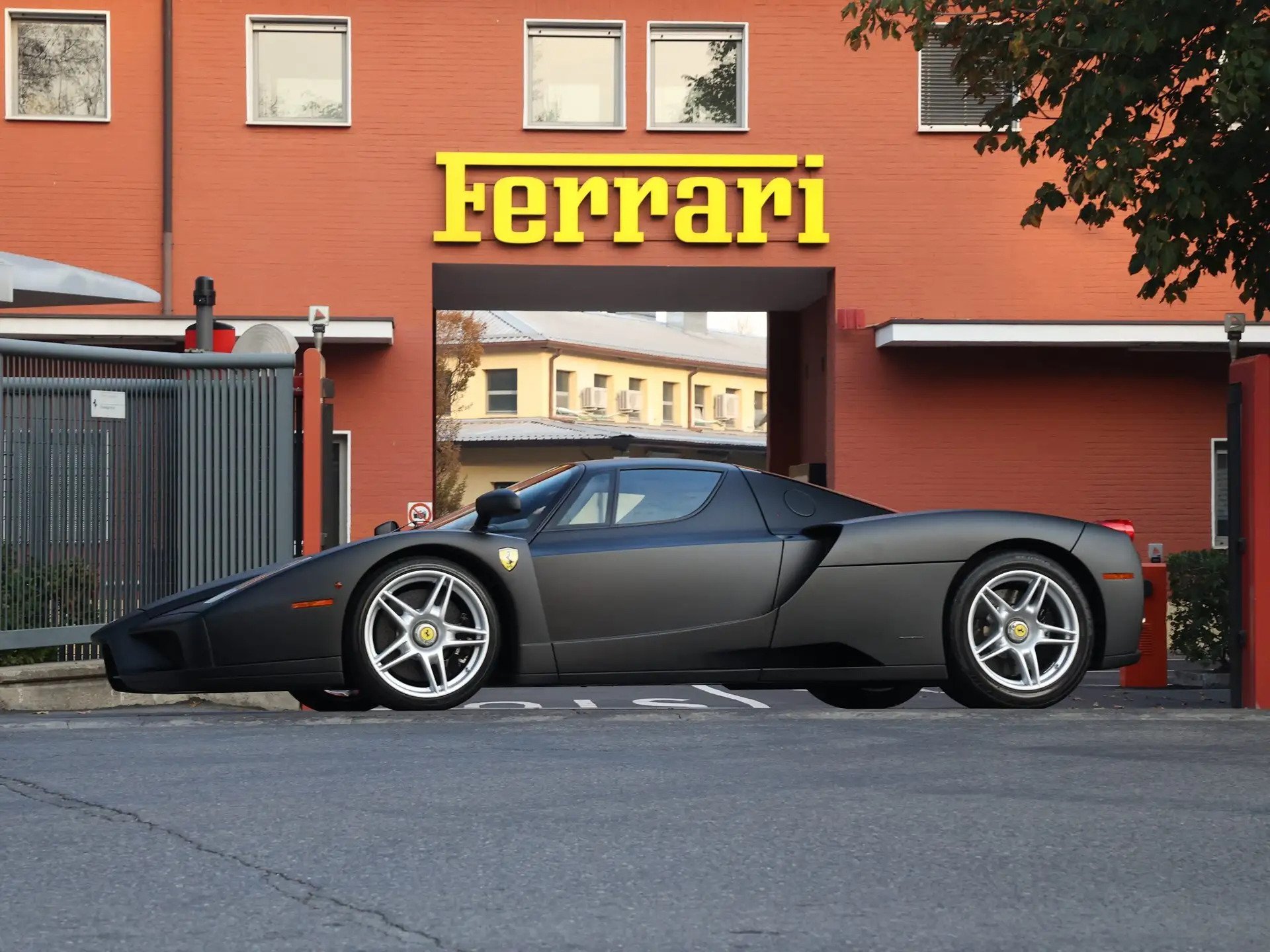 Единственото матово черно Ferrari Enzo се продава