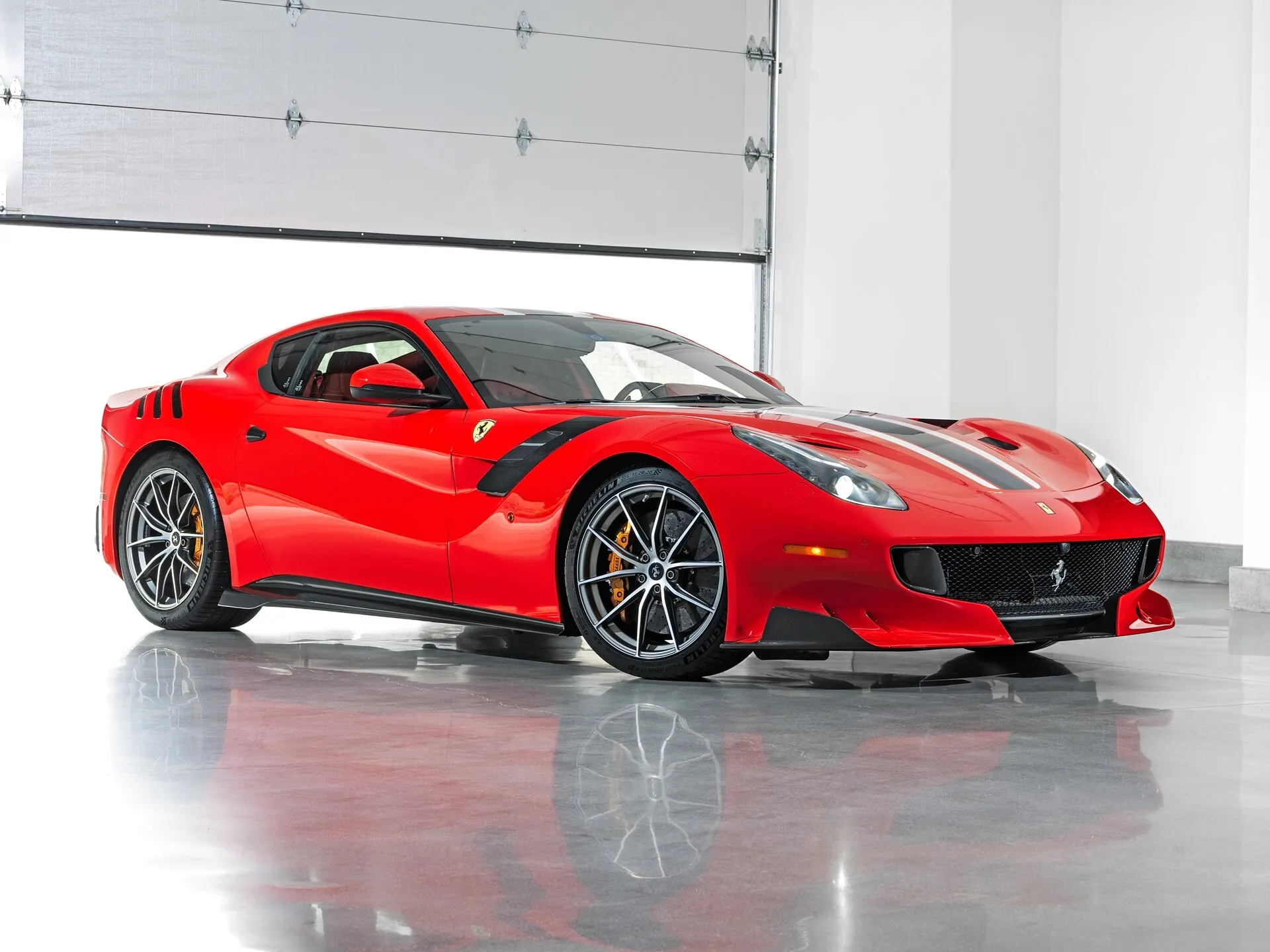 Защо това Ferrari F12tdf ще се продаде за най-малко 2 млн. лв.?
