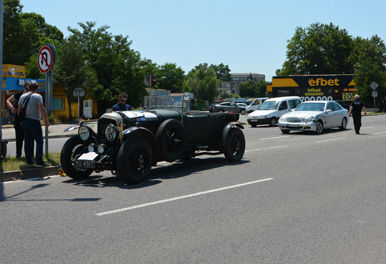 Междувременно в Харманли: Жена с Е-класа удари рядко Bentley от 1927 г.