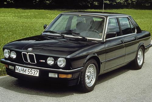 1988 BMW M5 - абсолютна легенда от Мюнхен, запазени екземпляри вече се търгуват за над 100 000 евро, но нуждаещи се от ремонт коли могат да се намерят и пет пъти по-евтино