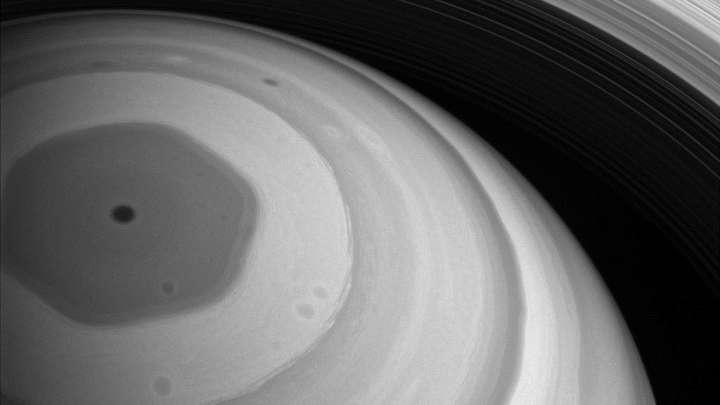 Хексагонната буря на Сатурн