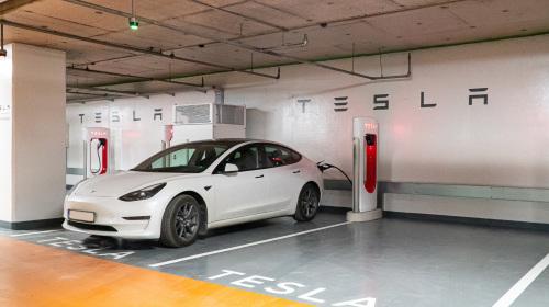 Едната от двете Supercharger станции на Tesla у нас е в мол в София