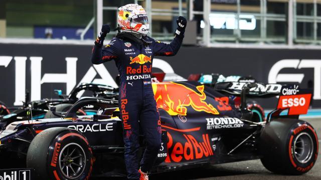 10. Толкова са победите и първите позиции на старта за пилота на Red Bull през сезон 2021. Тези 10 победи представляват точно половината от общо 20 победи в кариерата на Макс. Преди старта на сезон 2021 той имаше едва 3 първи позиции на старта.