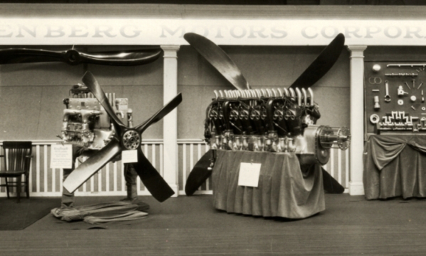 Моторът на Bugatti и този нa Deusenberg на аеро изложение в Ню Йорк.