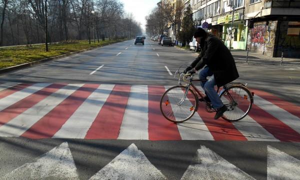 Подобно преминаване на пешеходна пътека е забранено, колоездачът трябва да бута колелото