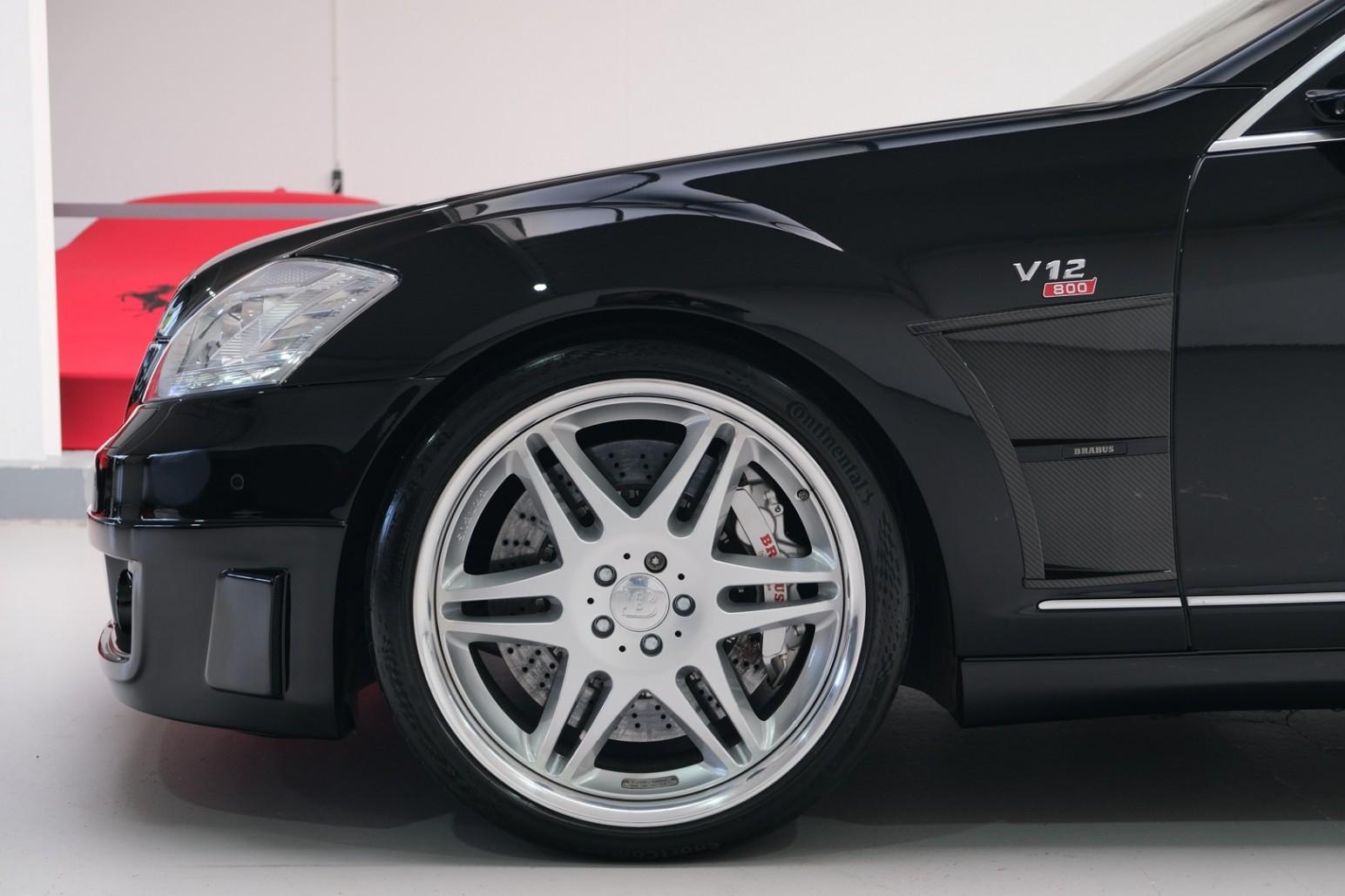 Този Brabus SV12 R е брутална 15-годишна S-класа. Цената също е ...