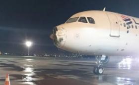 Пилоти приземиха ударен от мълния самолет с откъсната носова част (видео)
