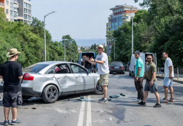 Трошат коли в центъра на София