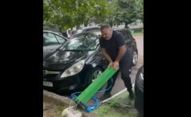 Ерудиран нашенец кърти с голи ръце зарядна станция пред блока си (ВИДЕО)