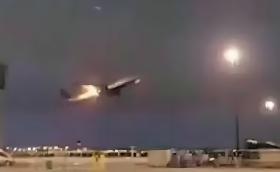 Двигателят на самолет с 389 пътници се запали във въздуха (ВИДЕО)