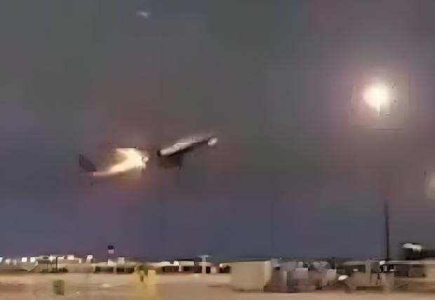 Двигателят на самолет с 389 пътници се запали във въздуха (ВИДЕО)