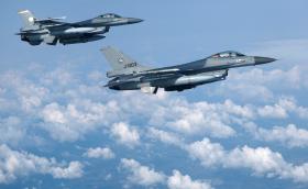 Пистата за новитe F-16 се наводнява