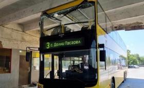 Един от четирите двуетажни автобуси на София вече е извън строя