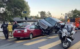 Арнолд Шварценегер катастрофира, качи се върху Prius