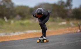 Австралиец постави нов рекорд за скорост с електрически скейт – 132 км/ч