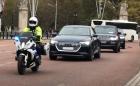 Кралят на Великобритания сам кара Audi-то си