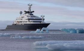 Нина Добрев и Хамилтън стъпиха на Антарктида, плават с яхта за 278 млн. долара (Видео)