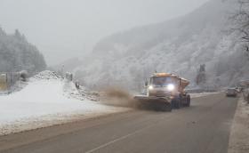 Почти 700 снегорина обработват пътищата след нощния сняг