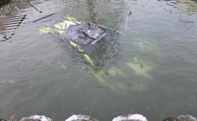 Рали пилот на Skoda Fabia RS изпусна завой и влезе в басейн (Видео)