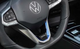 VW Golf вече има физически бутони на волана!