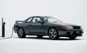 Това е Nissan Skyline GT-R R32, който е напълно… електрически