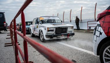 ВИДЕО: Предизвикателствата да караш Лада на писта