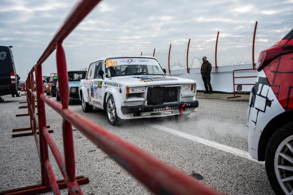 ВИДЕО: Предизвикателствата да караш Лада на писта