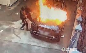 Запалиха с бензин BMW X7, полицията хвана извършителите (Видео)