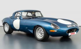 Този 1963 Jaguar E-type Lightweight тежи 920 кг и се продава за 280 хил. евро
