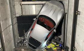 Ferrari Roma пропадна в асансьорна шахта