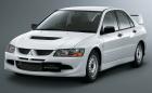 Базовото Mitsubishi Evo 8 беше със стоманени джанти и ръчни прозорци