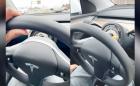 Tesla първо обвини шофьора за падналия волан, а после му обеща чисто нова кола