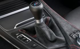 BMW съветва да си купите кола с ръчна кутия, докато все още можете