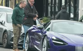 Джеръми Кларксън се оборудва с нов лилав McLaren? Да, ама не!