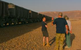 “Train du Desert“: 3-километровият влак от The Grand Tour “Sand Job”