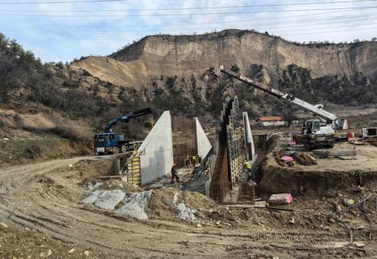 60 машини и 170 строители изграждат обхода на Кресна