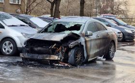 Запалиха кола заради неправилно паркиране пред панелка?