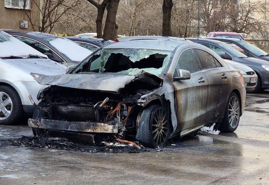 Запалиха кола заради неправилно паркиране пред панелка?