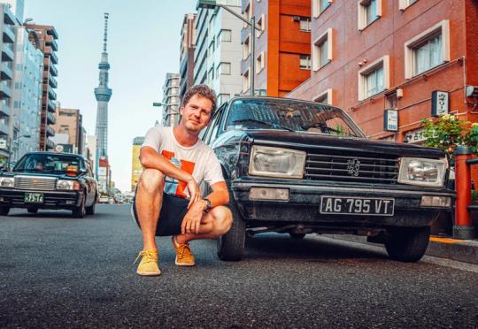 Французин стигна от Париж до Токио с 50-годишно Peugeot