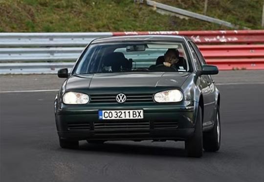 Alex Technik излезе на “Ринга” със своя 25-годишен дизелов Golf IV (Видео)