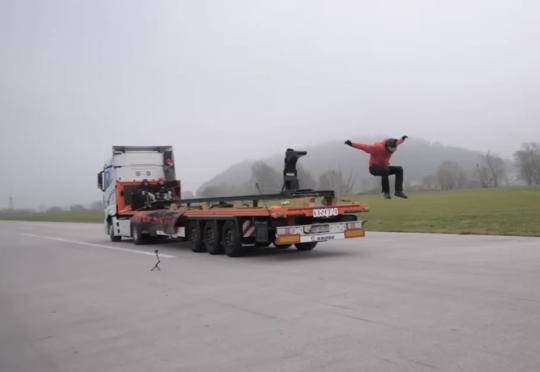 Не правете това вкъщи: Изстреляха човек от камион с 80 км/ч (Видео)