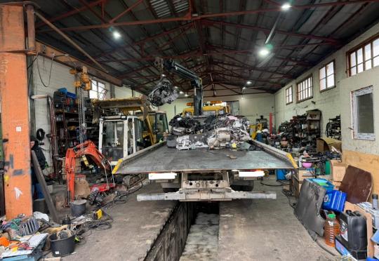 Полицаи разкриха сервиз за разфасоване на крадени коли във Враца