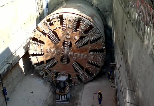 Къртицата за метрото влиза под парка на Военната академия