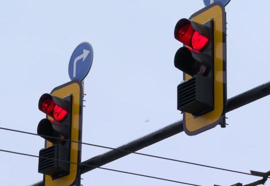 Слагат “щори” на зеления сигнал на светофара на най-натовареното кръстовище в София