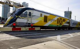 Влак прегази автономен робот за доставки (Видео)