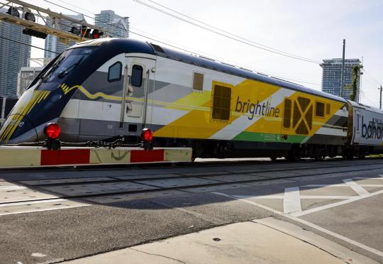 Влак прегази автономен робот за доставки (Видео)