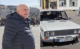 Абитуриенти от София разплакаха учителя си