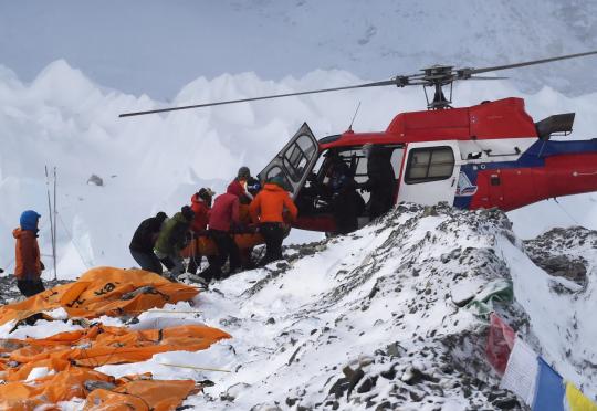 Измама със спасителните хеликоптери на Еверест